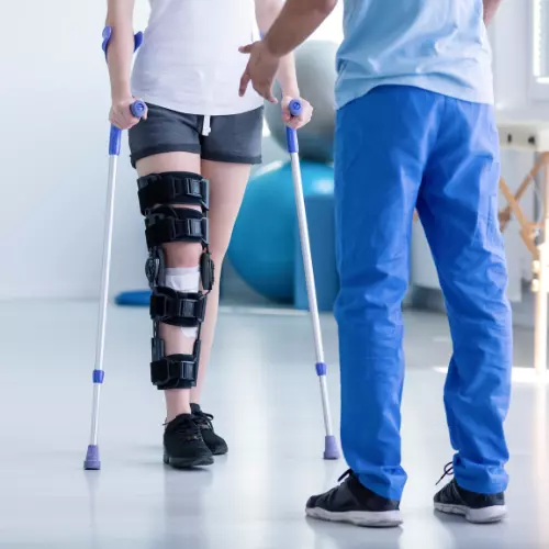 Profissional de fisioterapia avaliando um paciente